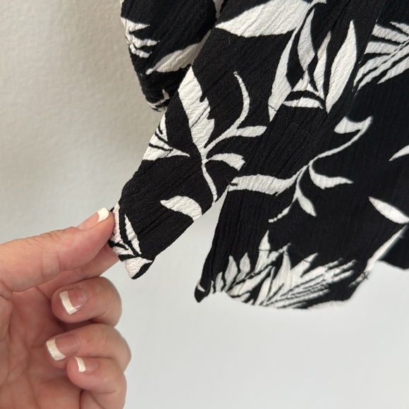 LOFT TOP IN BLACK AND WHITE LEAF PRINT ROUND NECK WITH 5 BUTTONS AT TOP 3/4 SLV - Picture 7 of 9